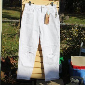 Vanilla Star White Mom Jean - Size 7 Juniors - Super High Rise